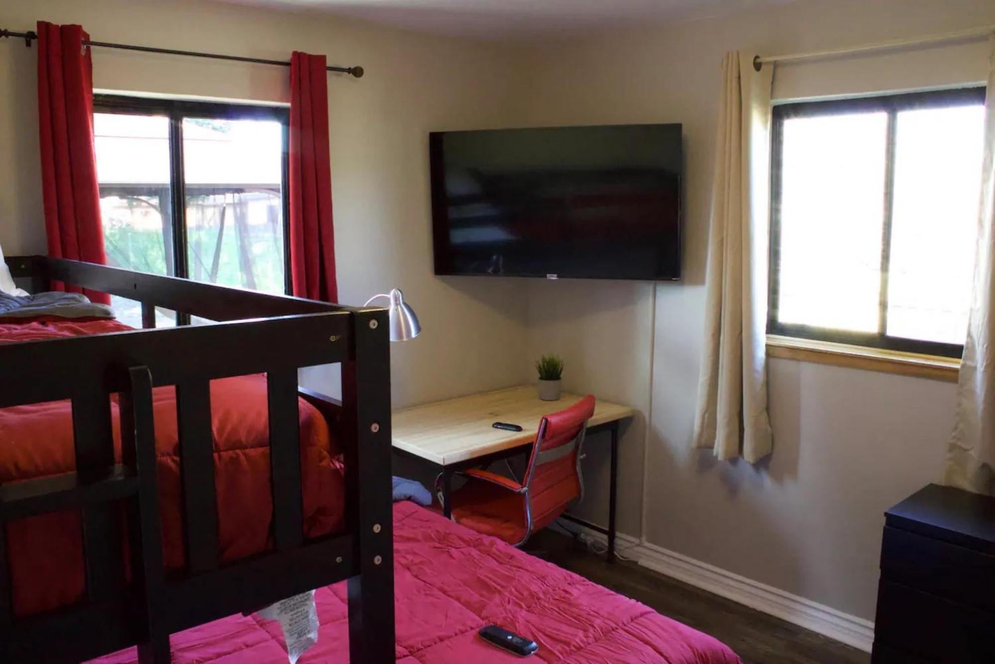 Private Home - Playground, Jumping Mat, Bbq, Darts, Firepit, Gazebo, 4 Smart Tvs, White Cotton Bedding, - The Redwood Cul-De Sac Beach Retreat كريسينت سيتي المظهر الخارجي الصورة